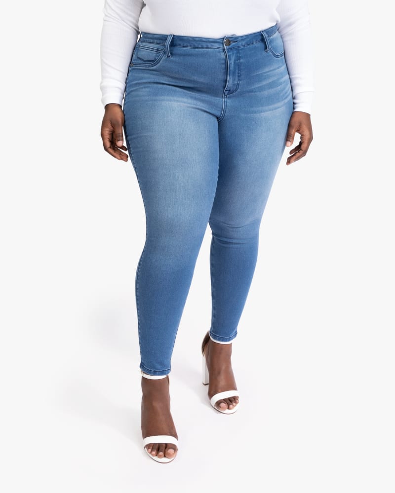 Front of a model wearing a size 14w Layla High Rise Butter Skinny Jean in Summer by 1822 Denim. | dia_product_style_image_id:183805